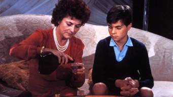 https://www.rarefilmsandmore.com/Media/Thumbs/0018/0018640-un-enfant-dans-la-foule-a-child-in-the-crowd-1976-with-switchable-english-and-spanish-subtitles-.jpg