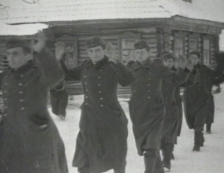 Разгром немецких войск под москвой 1942. Moscow Strikes back 1942. Разгром немецких войск под Москвой фильм 1942 кадры. Битва за Москву документальный фильм. Кадры Москвы 1942.